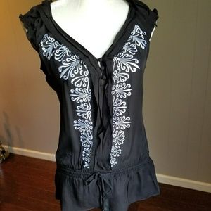 Black and white sleeveless blouse.